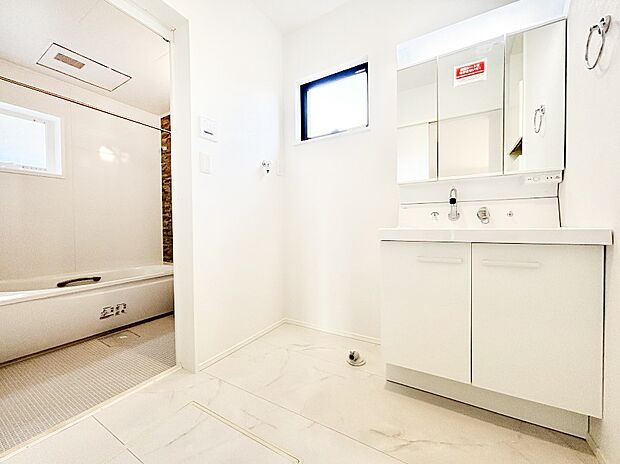 柔らかな朝の光を感じられる窓がついた洗面室