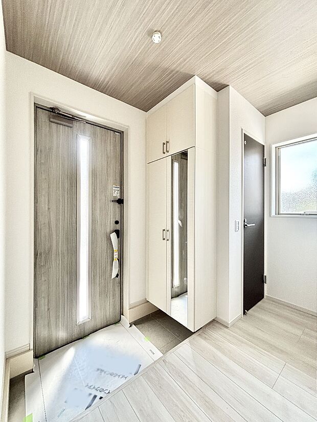 明るい玄関はお客様をお出迎えするのにぴったりです！ 