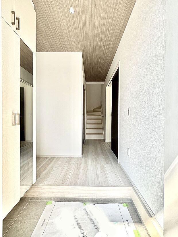 家族の帰宅やお客様をあたたかく迎える玄関  