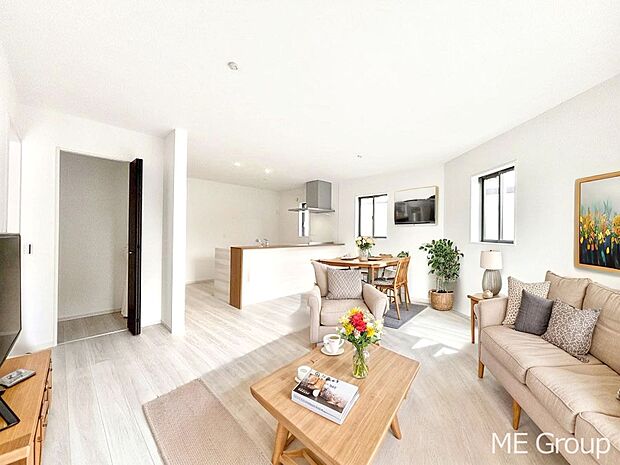 ご家族の賑やかな話し声で包まれる明るいリビング  ※家具はCGです