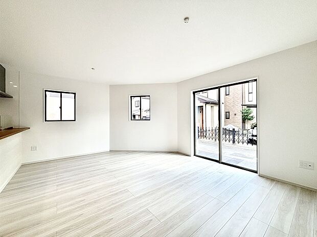 大きな窓からたっぷりの陽光と風を感じられるリビング