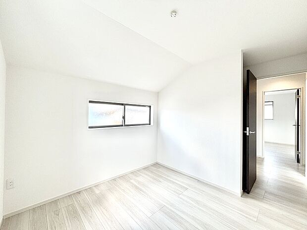 窓からのやさしい光が心地よいプライベートルーム