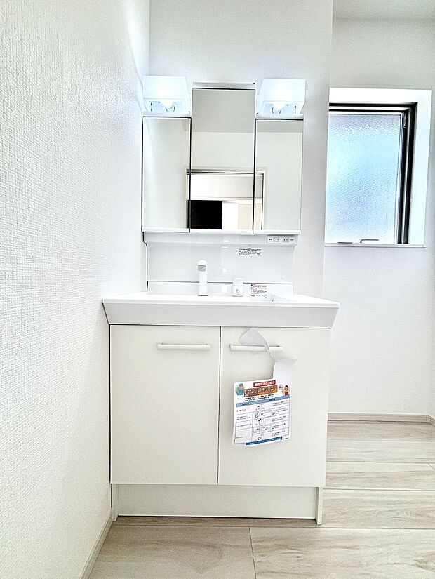 大きく見やすい三面鏡で清潔感ある洗面台は、身だしなみチェックや肌のお手入れにおすすめです。 