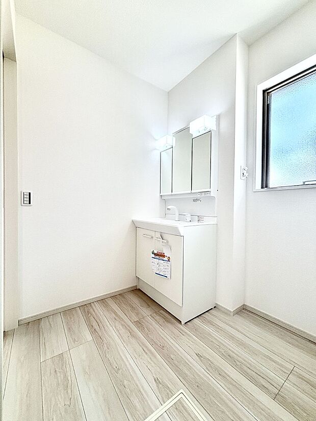 明るい洗面所は毎朝の身支度も楽しくできちゃいそうです。