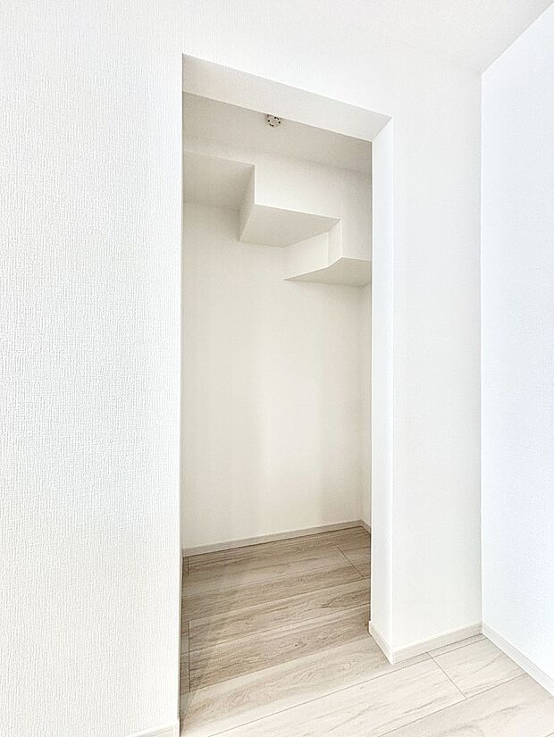 キッチンにはパントリー！食材のストックはもちろん、日用品の収納など使い方はいろいろ！