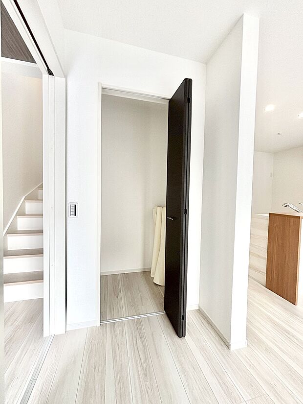 リビング収納。ここに収納があると物が集まるLDKがスッキリ片付きそうですね。  