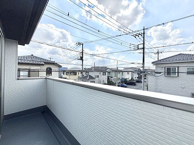 暖かな陽光が降り注ぐバルコニーはお洗濯におすすめ。爽やかな風も心地よいです。 