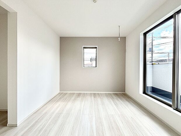 明るいバルコニーサイドに洋室を設置。目覚めの良い寝室に。 