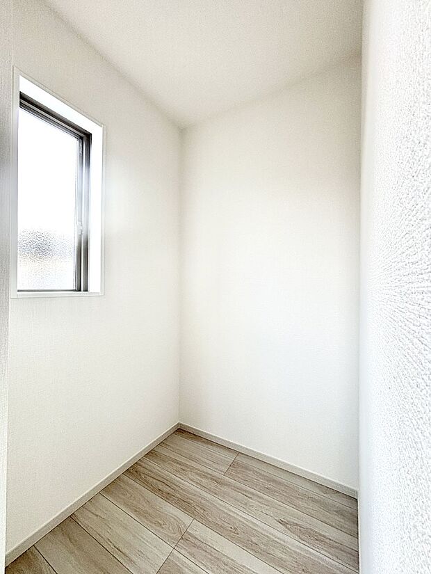 ウォークインクローゼット付きで生活空間を広く利用できます。