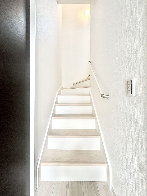 安全性を考慮し階段には手すりを設置しています