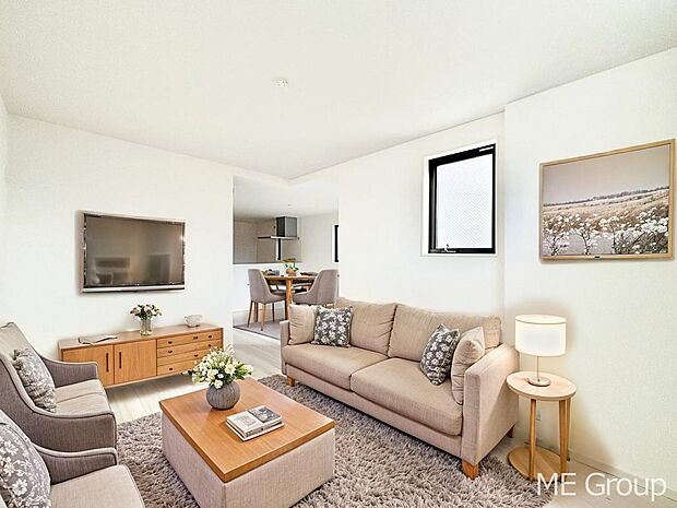 ご家族の賑やかな話し声で包まれる明るいリビング ※家具はCGです