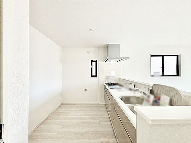 爽やかな風が通り抜けるキッチン。窓があるので明るく換気にも役立ちます。