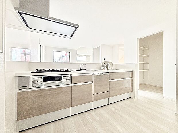 リビングが見渡せる人気のカウンターキッチンで楽しくお料理