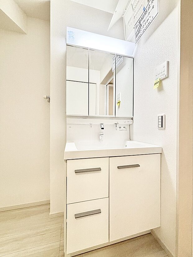 三面鏡の裏に、化粧品や衛生用品などを収納可能。洗面台をすっきりと保ちます！  