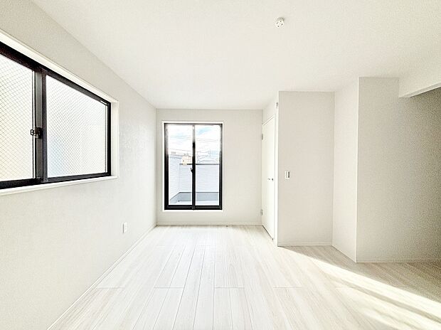 バルコニーが開放感をプラスしてくれる洋室  