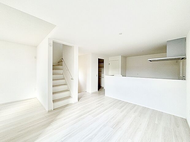 内装「ただいま」「おかえり」家族とのコミュニケーションが深まるリビングイン階段があります。 