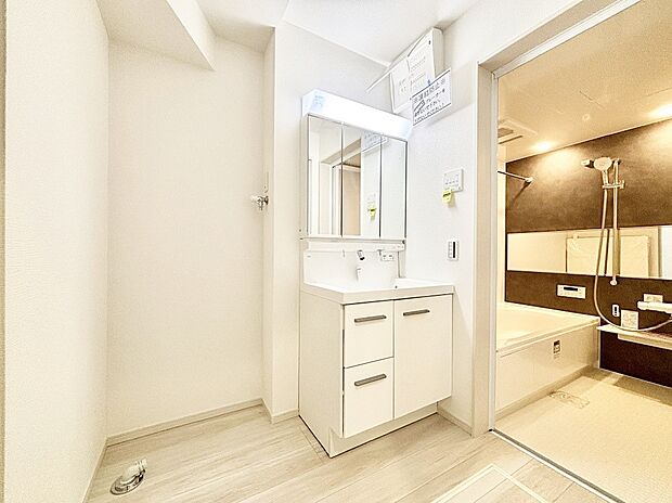 洗面所はゆとりのあるスペースで、身支度や入浴後のスキンケアも心に余裕をもってできそうです。  