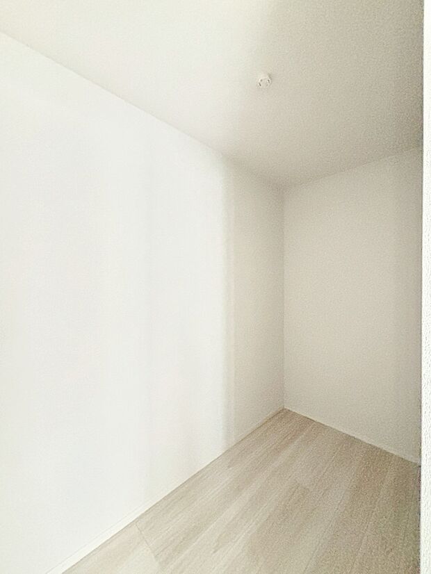 ウォークインクローゼット付きで生活空間を広く利用できます。