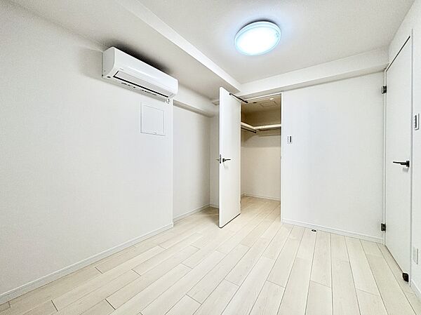収納力あるウォークインクローゼット付きの洋室。