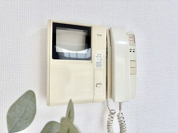 訪問者が一目でわかる安心のＴＶモニター付きインターホン。