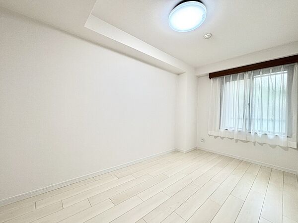 窓からのやさしい光が心地よいプライベートルーム
