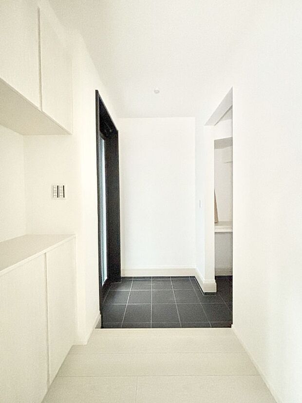 明るい玄関はお客様をお出迎えするのにぴったりです！ 