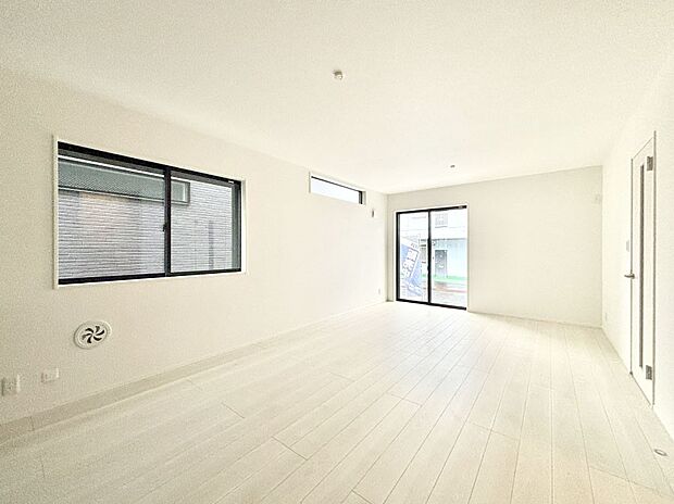 大きな窓からたっぷりの陽光と風を感じられるリビング