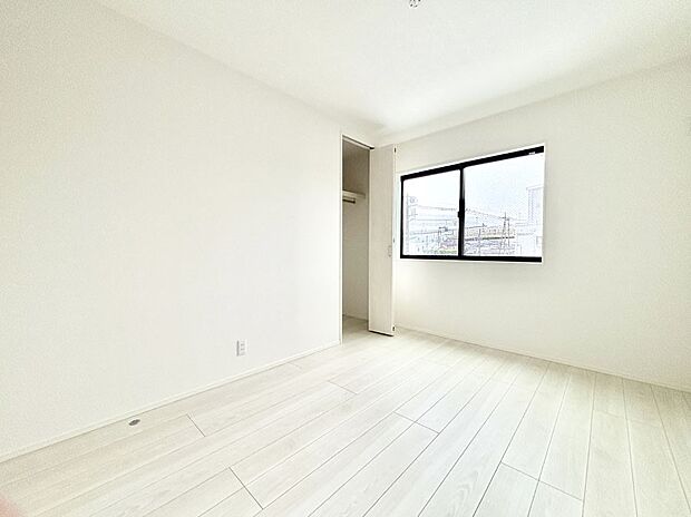 窓からのやさしい光が心地よいプライベートルーム