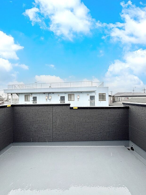 ルーフバルコニー。眺めも良く、大きな洗濯物も広げて干せます。