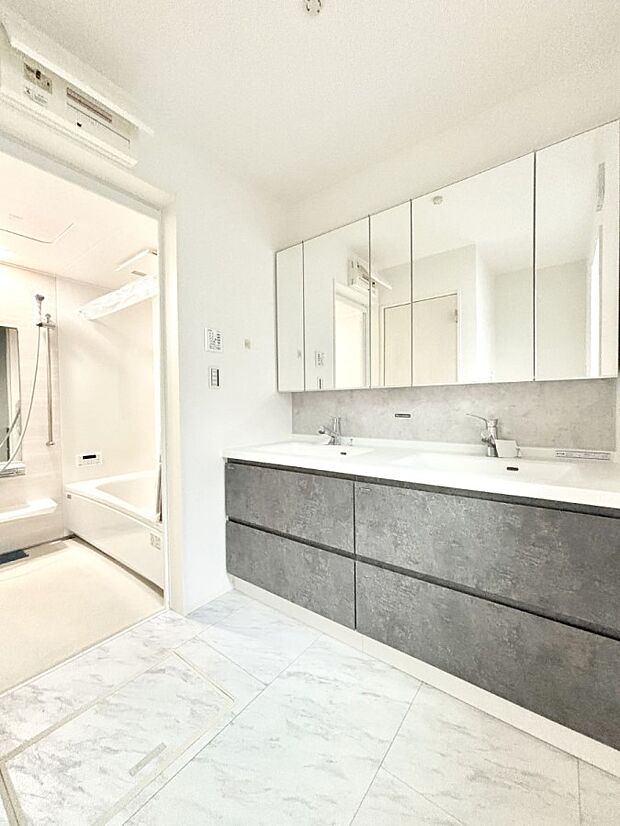 清潔感のある快適空間です。毎日の身支度も気持ち良くお使い頂けます。 