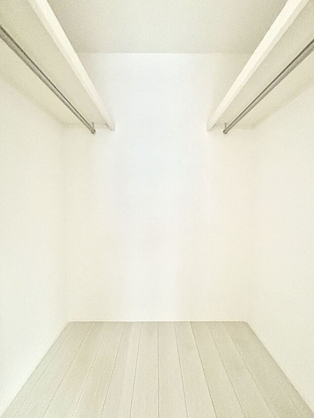 ウォークインクローゼット付きで生活空間を広く利用できます。