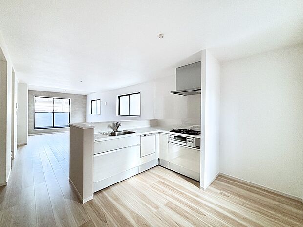 リビングを見渡せる人気のカウンターキッチン。 家族を見守りながら家事をすることができます。