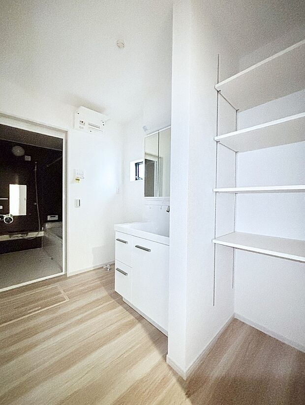 物がたくさん集まる洗面所にうれしい収納棚付きです。