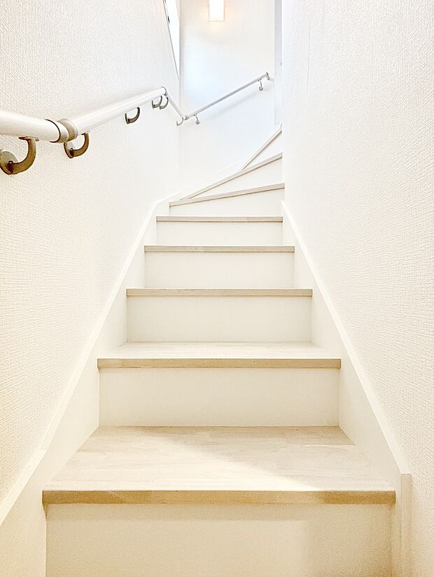 安全性を考慮し階段には手すりを設置しています