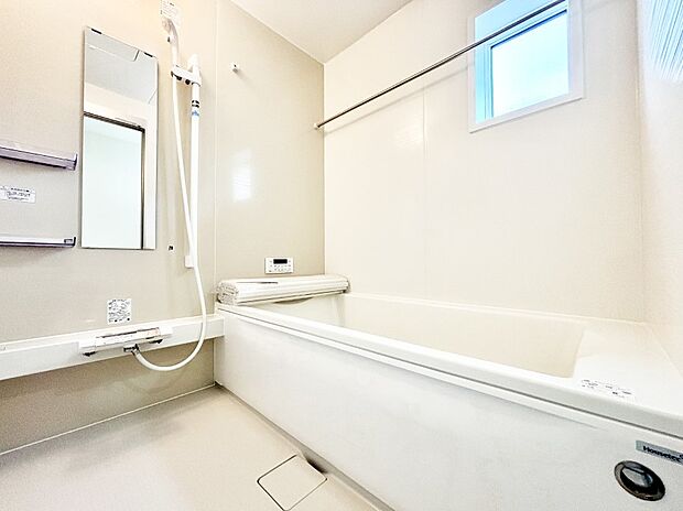 一日の疲れを癒してくれる明るい清潔感のあるバスルーム  