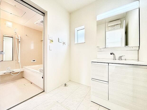 キッチンとの動線を考慮した水廻り集中設計で忙しい時間の家事もラクラク  