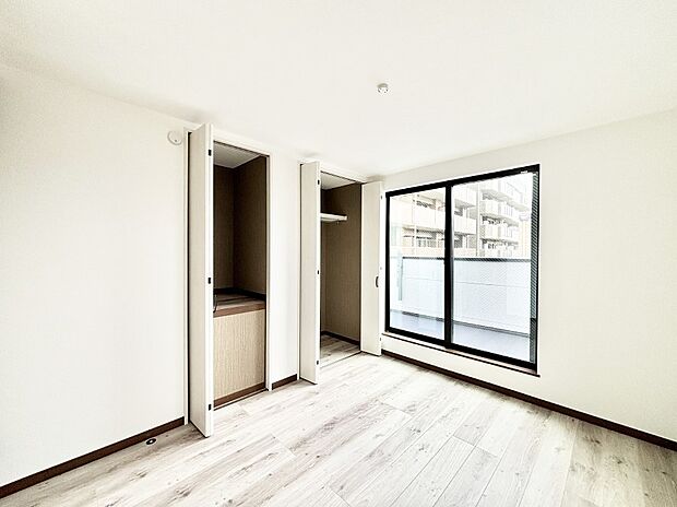 バルコニーが開放感をプラスしてくれる洋室  