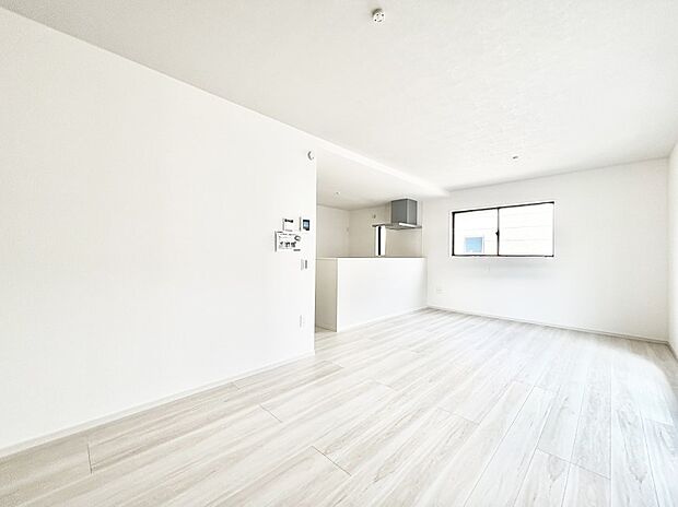 ご家族の賑やかな話し声で包まれる明るいリビング  