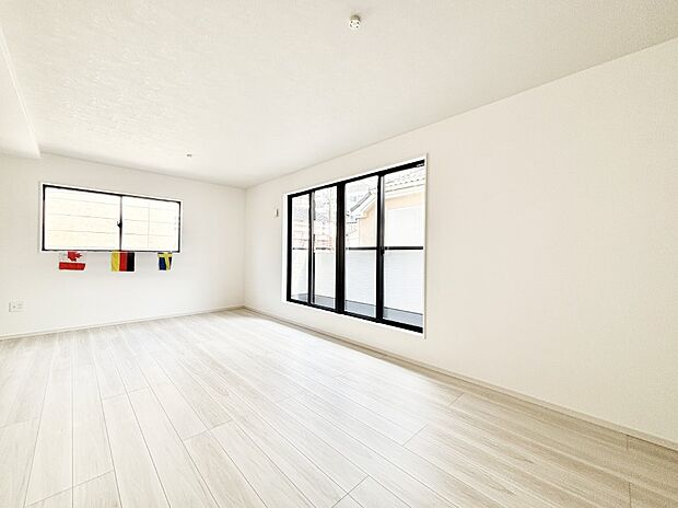 大きな窓からたっぷりの陽光と風を感じられるリビング  