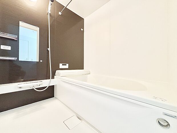 一日の疲れを癒してくれる明るい清潔感のあるバスルーム  