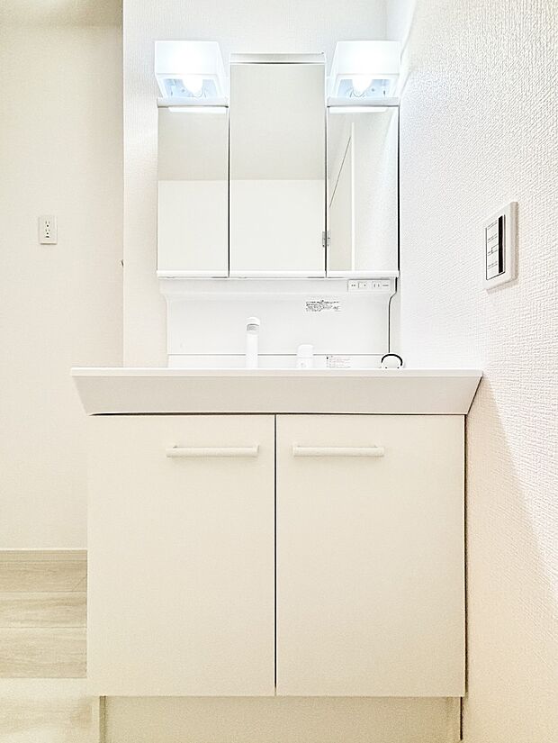 収納力と機能性に優れた洗面化粧台  