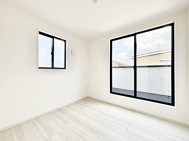 バルコニーが開放感をプラスしてくれる洋室  