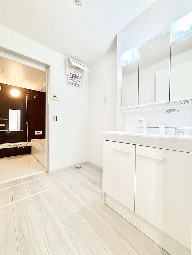 清潔感ある洗面化粧室で朝の身支度も快適  