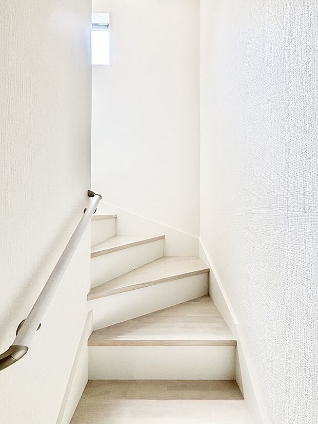 階段は手すり付きなので小さなお子さまやご高齢の方も安心です  