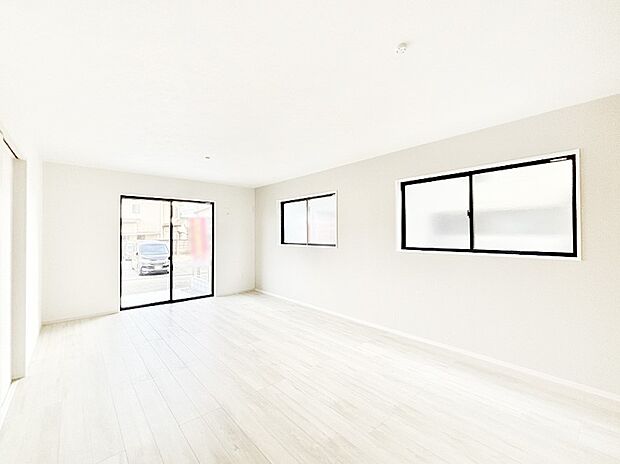 穏やかな陽だまりに包まれる、居心地の良いリビングで家族団らん!