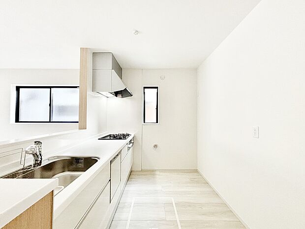 ゆとりあるキッチンスペースでお料理や食後の後片付けもスムーズに！