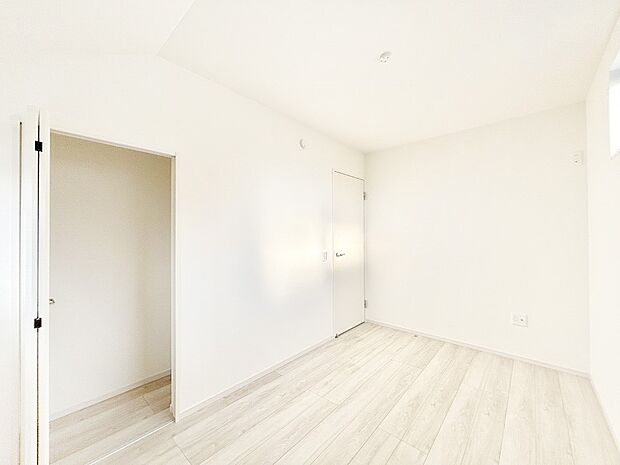 お子さまのお部屋としても!衣類の整理整頓に便利なクローゼット付きの洋室。