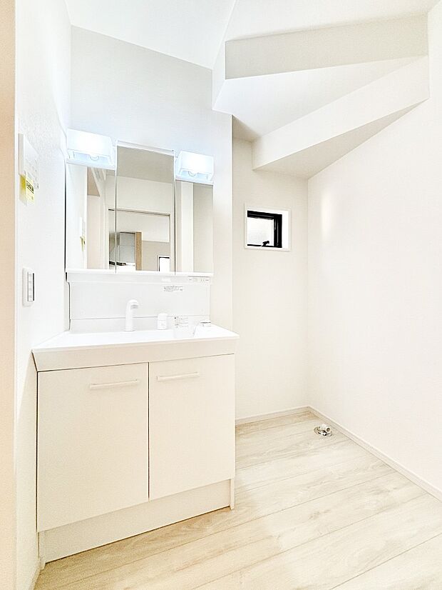 三面鏡キャビネット・シャワー付き洗面化粧台で忙しい朝の身支度もスムーズに!