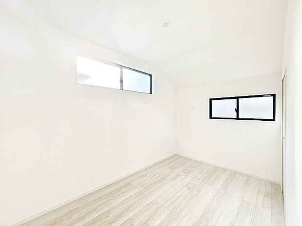 2面採光の洋室。窓から入り込む陽光がお部屋全体を優しく包み込みます！