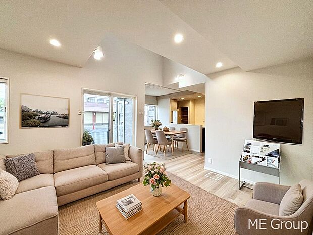 ご家族の賑やかな話し声で包まれる明るいリビング  ※家具はCGです